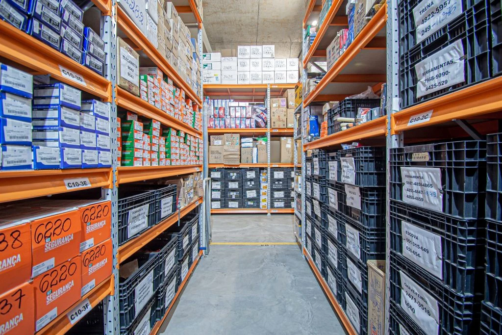 Corredor de mini porta-pallets com caixas e produtos