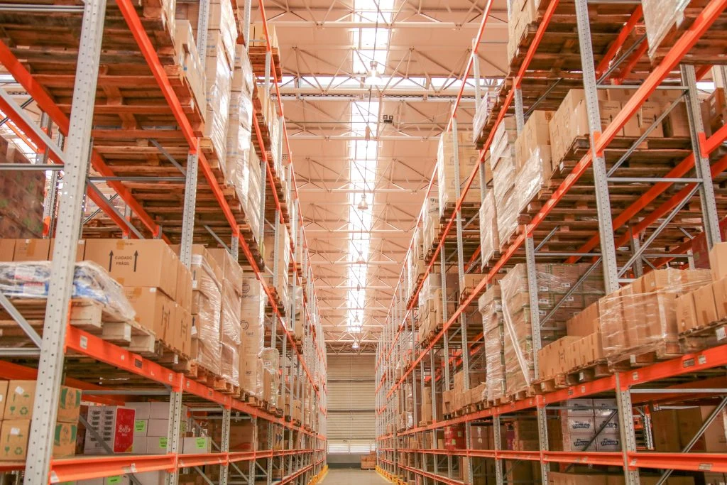 Corredor de porta-pallets com cargas em vários níveis